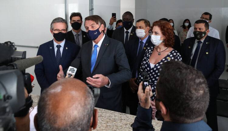 Bolsonaro agridiu a repórter da TV Vanguarda em Guaratinguetá (SP)